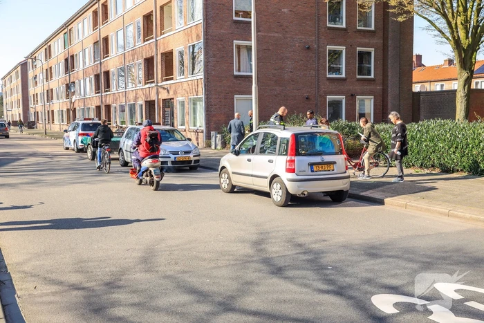 Auto met aanhangwagen botst met fietser