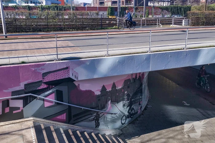 Grafittischildering door wethouder gepresenteerd