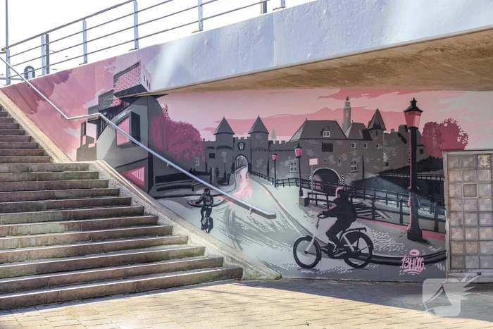 Grafittischildering door wethouder gepresenteerd