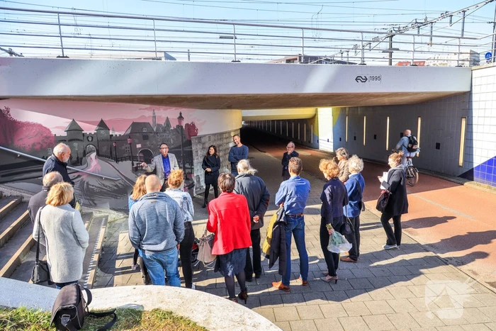 Grafittischildering door wethouder gepresenteerd