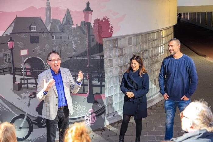 Grafittischildering door wethouder gepresenteerd