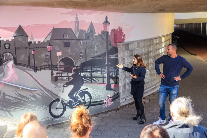 Grafittischildering door wethouder gepresenteerd