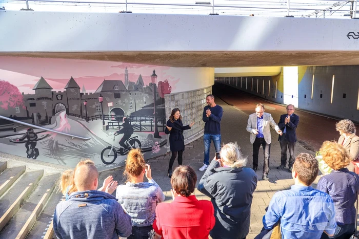 Grafittischildering door wethouder gepresenteerd