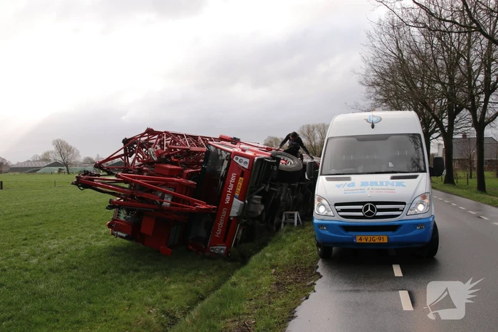 Kraanwagen belandt in weiland