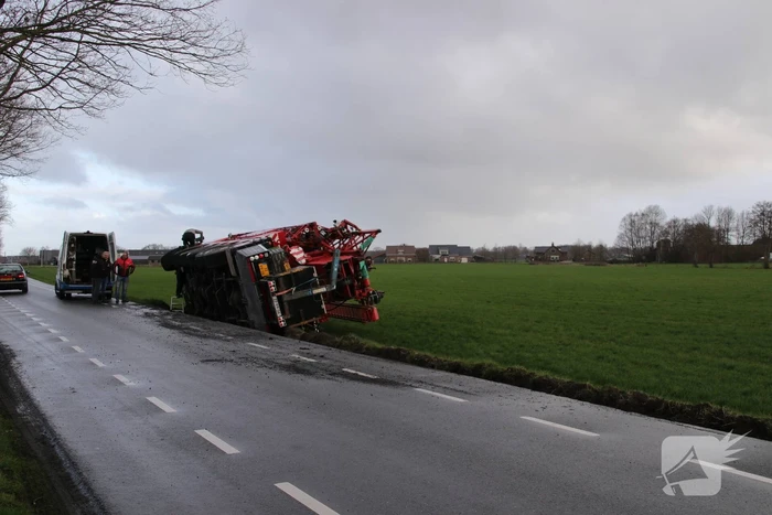 Kraanwagen belandt in weiland