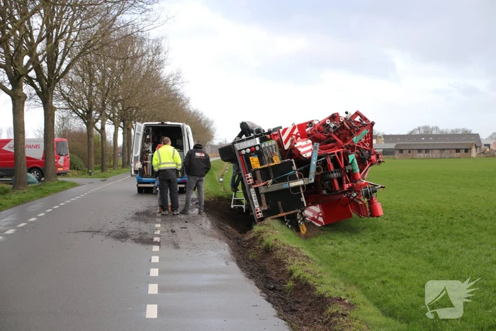 Kraanwagen belandt in weiland