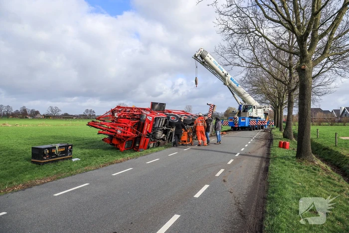 Kraanwagen belandt in weiland