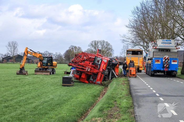 Kraanwagen belandt in weiland