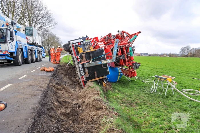 Kraanwagen belandt in weiland