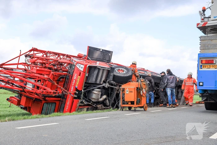 Kraanwagen belandt in weiland
