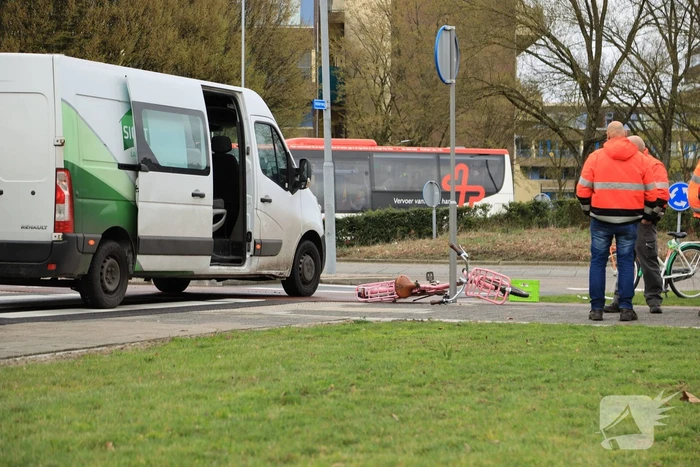 Fietssters gewond bij botsing met bestelbus