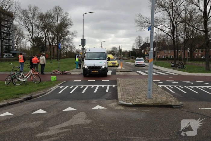 Fietssters gewond bij botsing met bestelbus