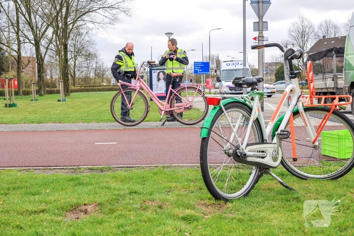 Fietssters gewond bij botsing met bestelbus