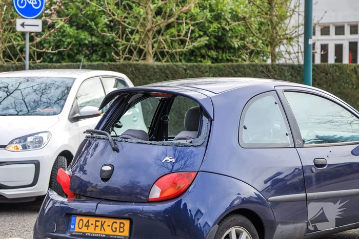 Motorrijder knalt hard op remmende auto