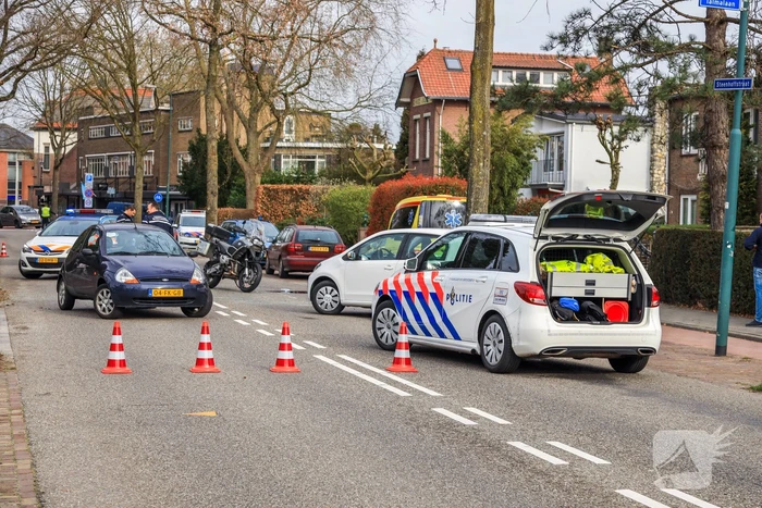 Motorrijder knalt hard op remmende auto
