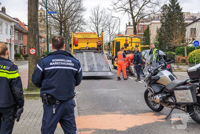 Motorrijder knalt hard op remmende auto