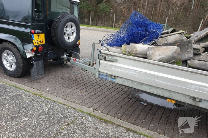 Auto met zware aanhanger dakpannen belandt in vangrail