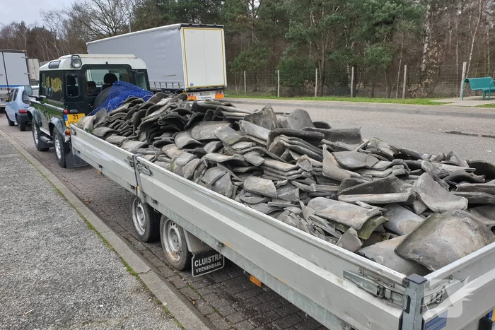Auto met zware aanhanger dakpannen belandt in vangrail