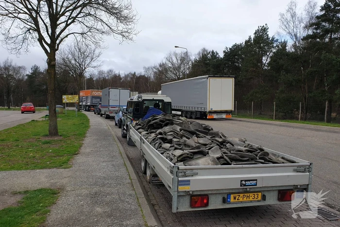 Auto met zware aanhanger dakpannen belandt in vangrail