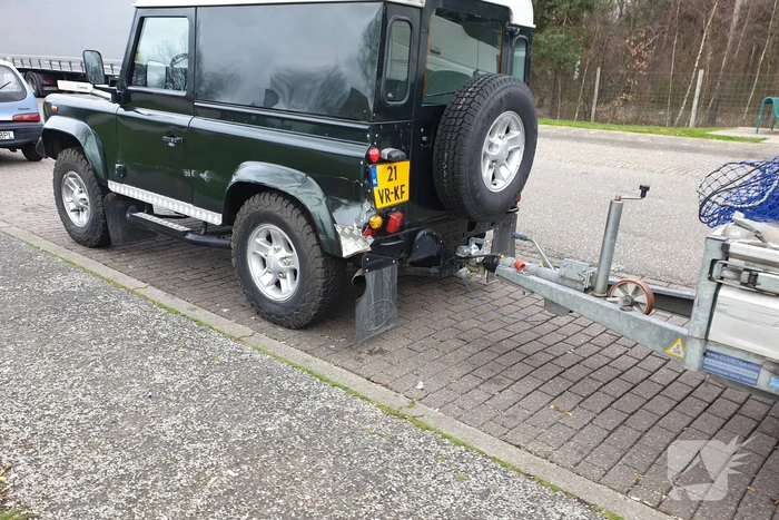 Auto met zware aanhanger dakpannen belandt in vangrail