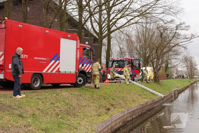 Vrouw met scootmobiel raakt te water