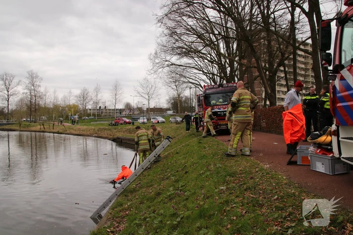 Vrouw met scootmobiel raakt te water