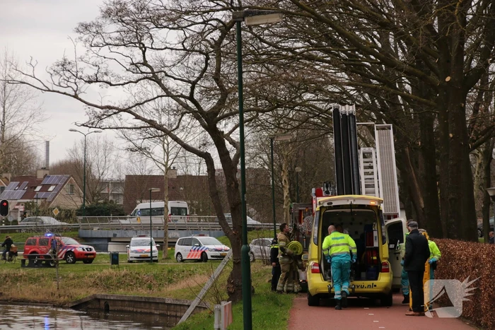 Vrouw met scootmobiel raakt te water