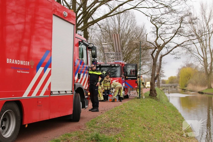 Vrouw met scootmobiel raakt te water