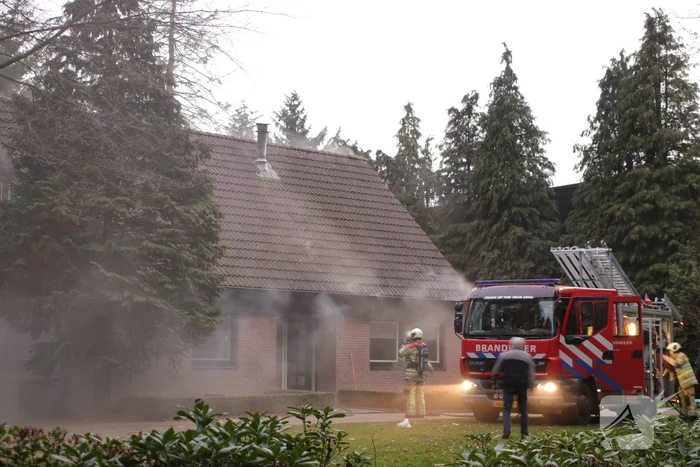 Dak van woning in brand