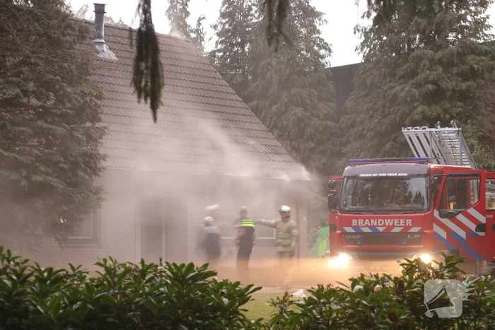 Dak van woning in brand