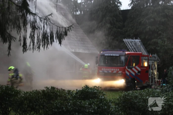 Dak van woning in brand