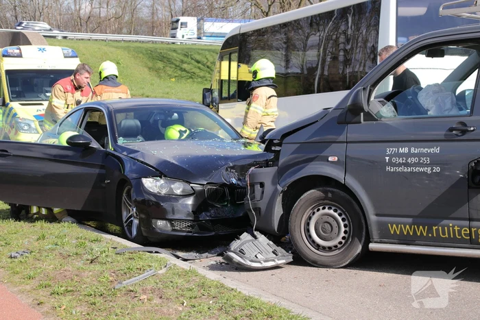 Vier voertuigen berokken bij aanrijding