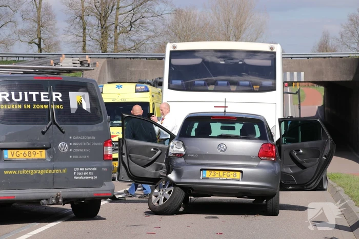 Vier voertuigen berokken bij aanrijding
