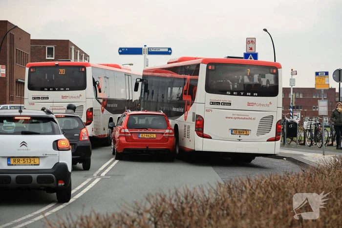 Auto komt in botsing met wegrijdende stadsbus