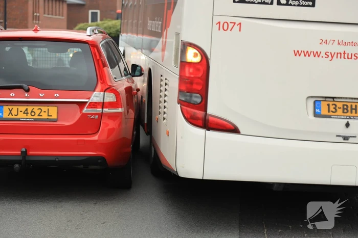 Auto komt in botsing met wegrijdende stadsbus