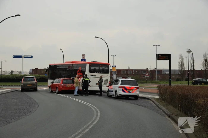 Auto komt in botsing met wegrijdende stadsbus