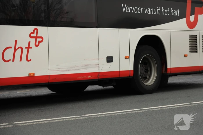 Auto komt in botsing met wegrijdende stadsbus