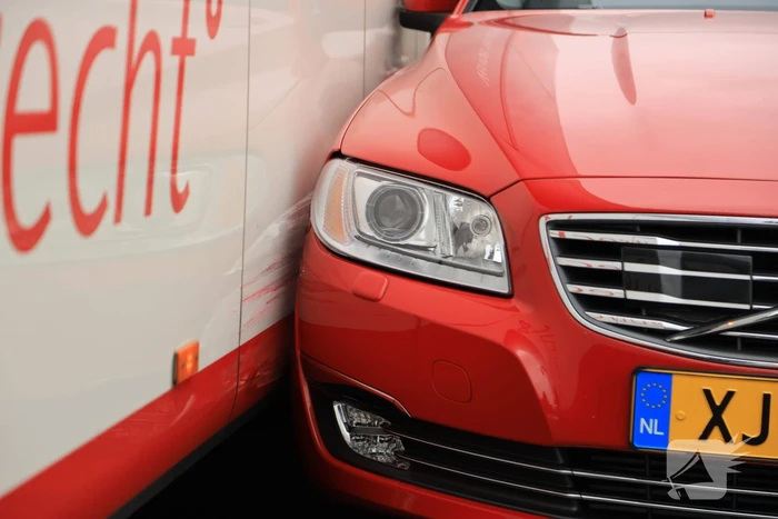 Auto komt in botsing met wegrijdende stadsbus