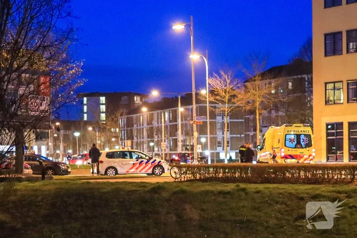 Overstekende scooterrijder gewond na botsing met auto