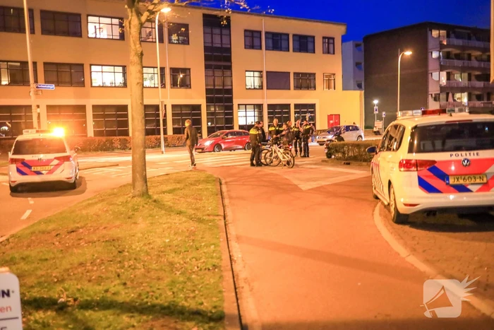 Overstekende scooterrijder gewond na botsing met auto