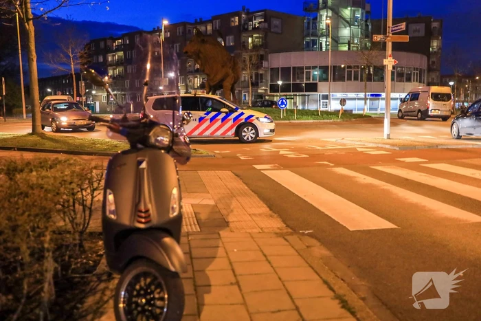 Overstekende scooterrijder gewond na botsing met auto