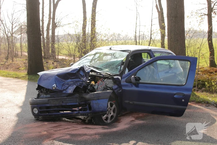 Persoon gewond bij frontale aanrijding, Hoevelakenseweg