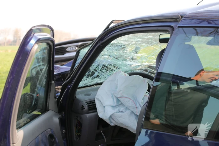 Persoon gewond bij frontale aanrijding, Hoevelakenseweg