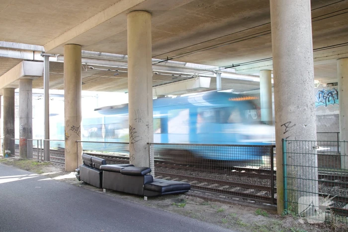 Treinen spotten op gedumpt bankstel