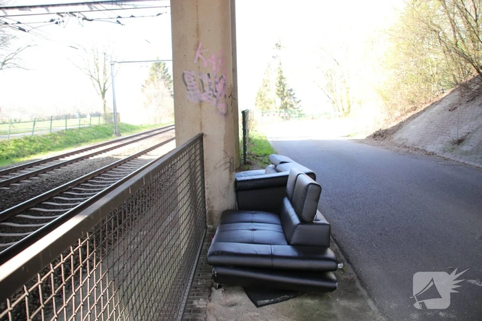 Treinen spotten op gedumpt bankstel