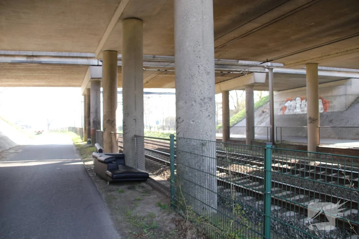 Treinen spotten op gedumpt bankstel