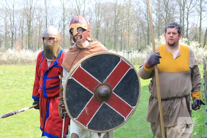 80 Europese Viking-strijders oefenen het zwaardvechten