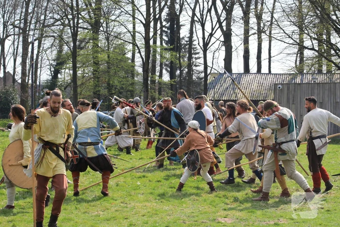 80 Europese Viking-strijders oefenen het zwaardvechten