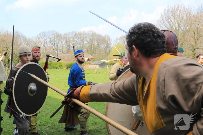 80 Europese Viking-strijders oefenen het zwaardvechten