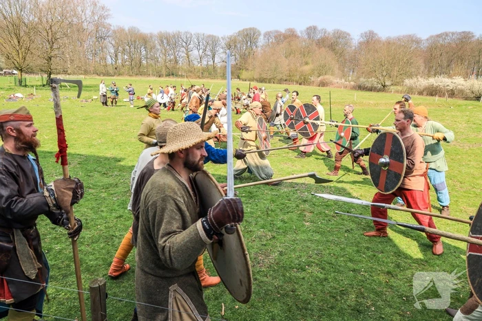 80 Europese Viking-strijders oefenen het zwaardvechten